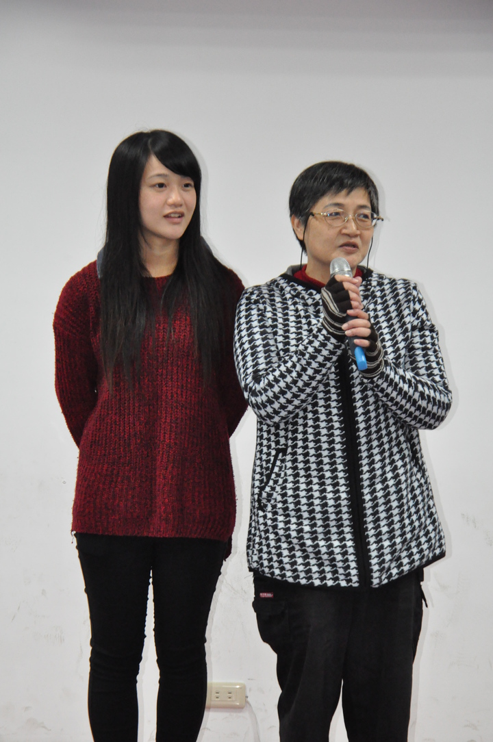獲獎學生王盈仁（左）母親涂翠薇（右）肯定基金會多年協助，獎助學金對她們母女倆來說幫助很大。記者張裕珍／攝影