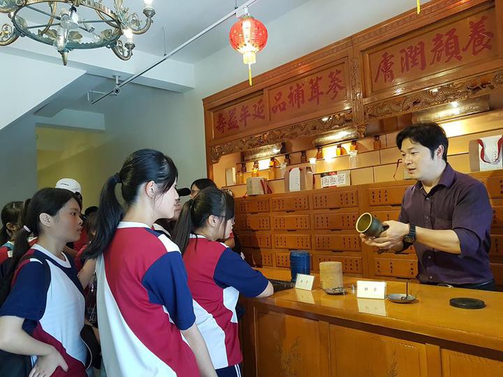 同濟中學新生訓練參加大林小旅行，參觀泰成中藥店。圖／同濟中學提供